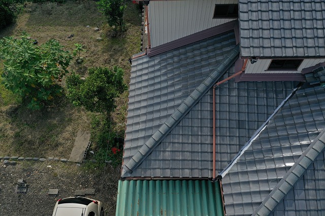 雨樋や谷板金の状態を確認